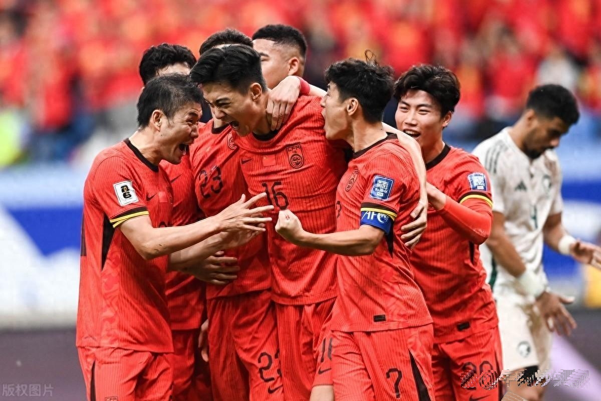 亚洲足球豪门交锋如火如荼，强强对决引爆场面