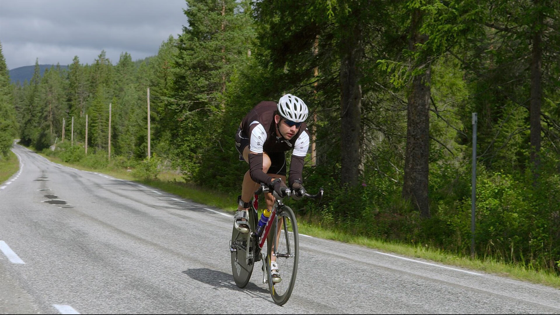 凯尔特人鏖战辽宁队,字母哥统治全场,跨时空篮球的史诗对决