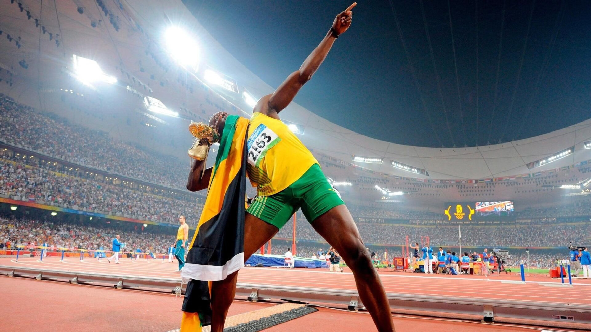 红牛二队险胜法拉利，塞恩斯点燃赛场，一场颠覆预期的F1对决